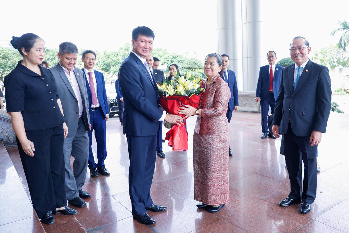 Bí thư Tỉnh ủy Ninh Bình Trần Huy Tuấn tặng hoa chào mừng bà Men Sam An&nbsp;và Đoàn đại biểu cấp cao Hội đồng Quốc gia Mặt trận Đoàn kết Phát triển Tổ quốc Campuchia. . Ảnh: Quang Vinh.