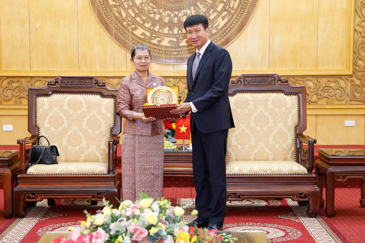 Bà Men Sam An tặng quà lưu niệm cho đại diện lãnh đạo tỉnh Ninh Bình. Ảnh: Quang Vinh.