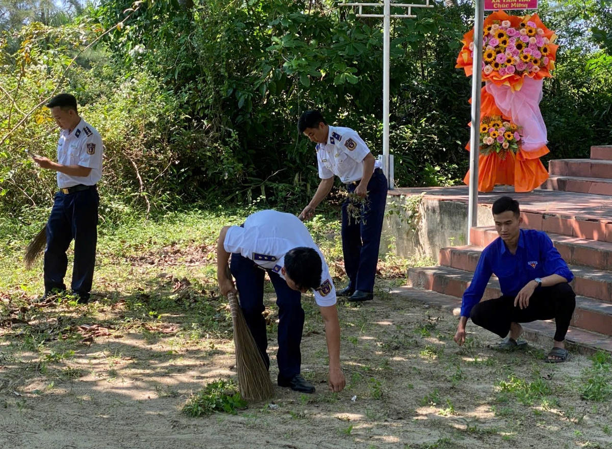 Đoàn cơ sở Hải đoàn 21 phối hợp với Đoàn xã Tam Hải don vệ sinh môi trường. Ảnh: CV.