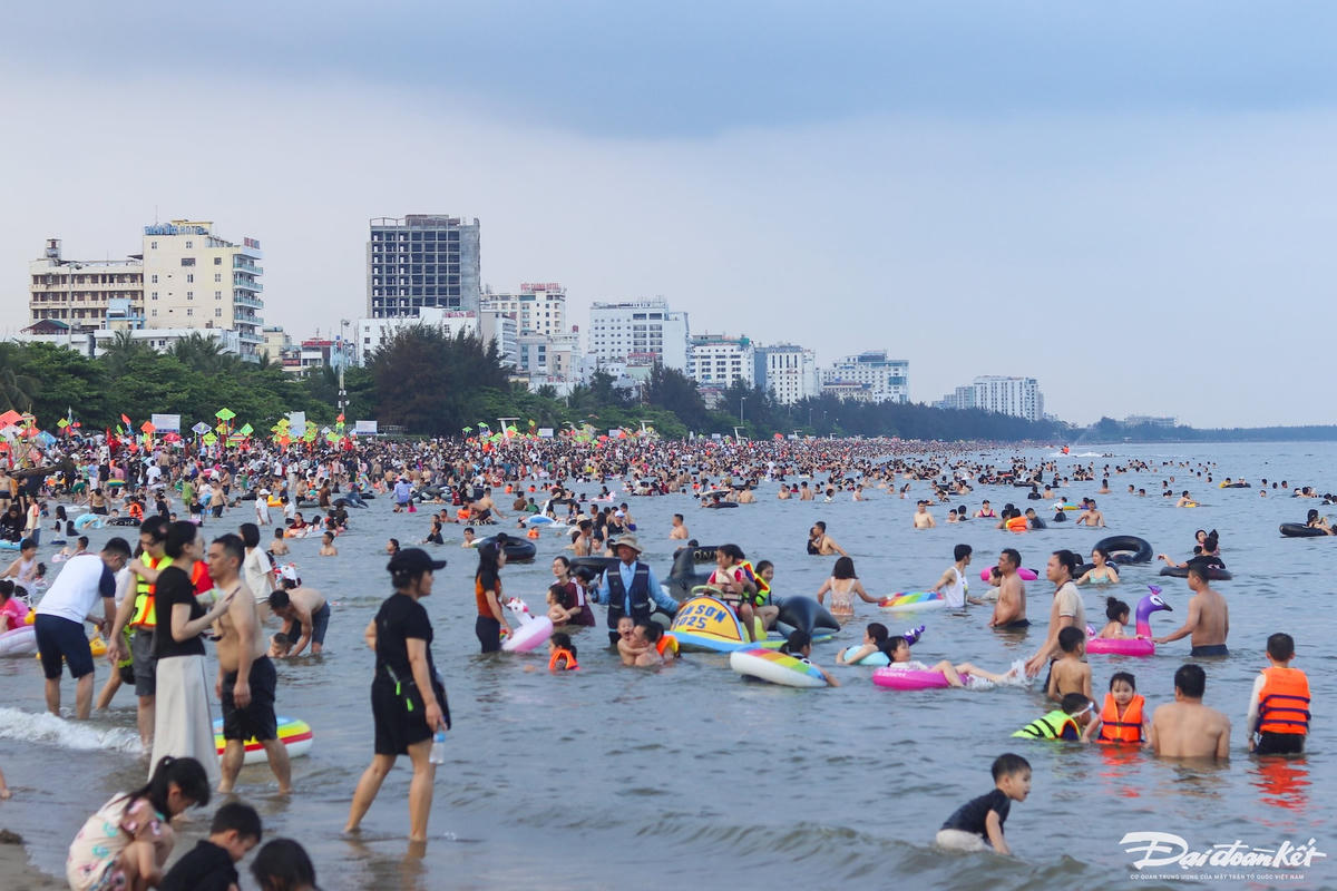 Du lịch Thanh Hóa đón&nbsp;58,57 triệu lượt khách trong 5 năm vừa qua, với nhiều điểm đến được khách du lịch trong và ngoài nước yêu thích. Ảnh chụp tại Sầm Sơn tháng 5/2025.&nbsp;