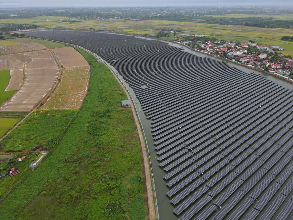 Hàng loạt dự án năng lượng sạch như điện mặt trời, điện gió, điện sinh khổi được tỉnh Thanh Hóa kêu gọi đầu tư. Trong ảnh là dự án nhà máy điện mặt trời Yên Định.