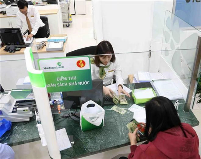 Nộp thuế tại điểm thu Ngân hàng Vietcombank. (Ảnh: Vũ Sinh/TTXVN).