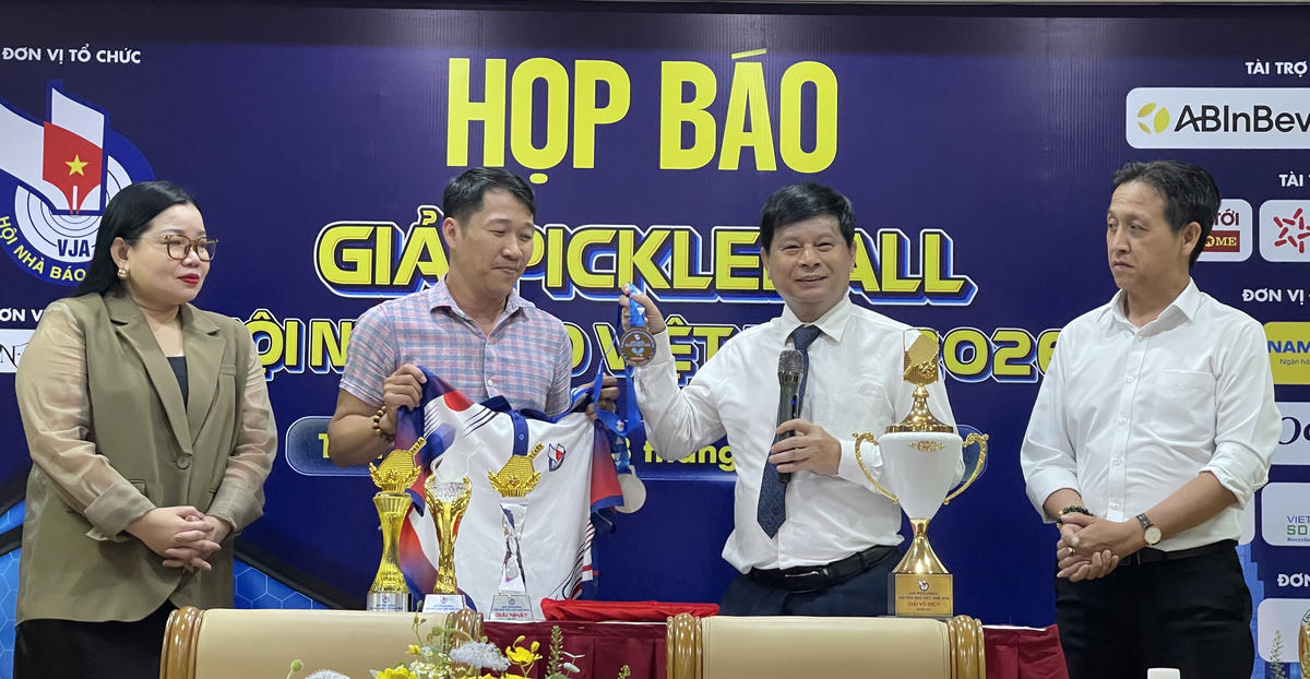 Nhiều giải thưởng hấp dẫn dành cho các vận động viên. Ảnh: Đ.Xá.