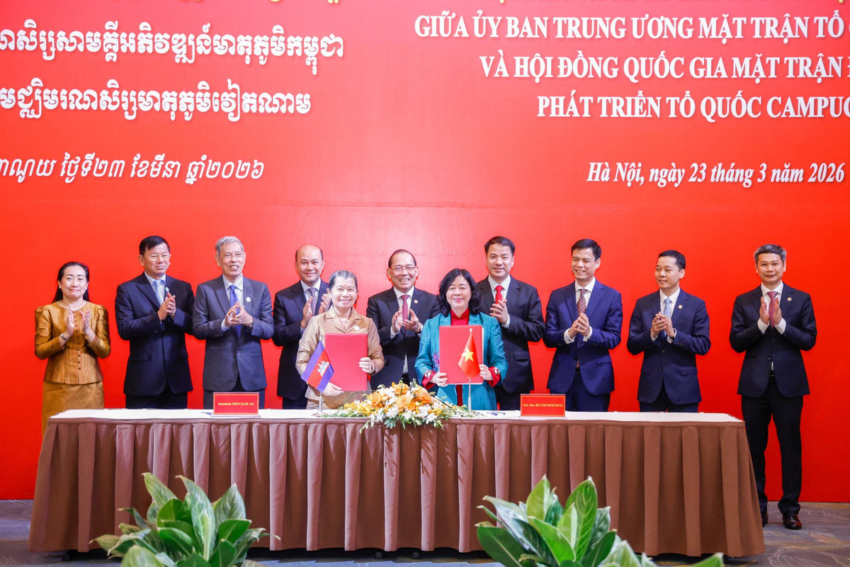 Chủ tịch Bùi Thị Minh Hoài và bà Men Sam An thực hiện ký kết thỏa thuận hợp tác. . Ảnh: Quang Vinh.