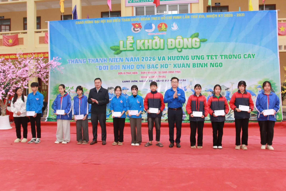 Đoàn Thanh niên tỉnh Lạng Sơn trao tặng quà cho các Đoàn viên có hoàn cảnh khó khăn tại xã Chiến Thắng.