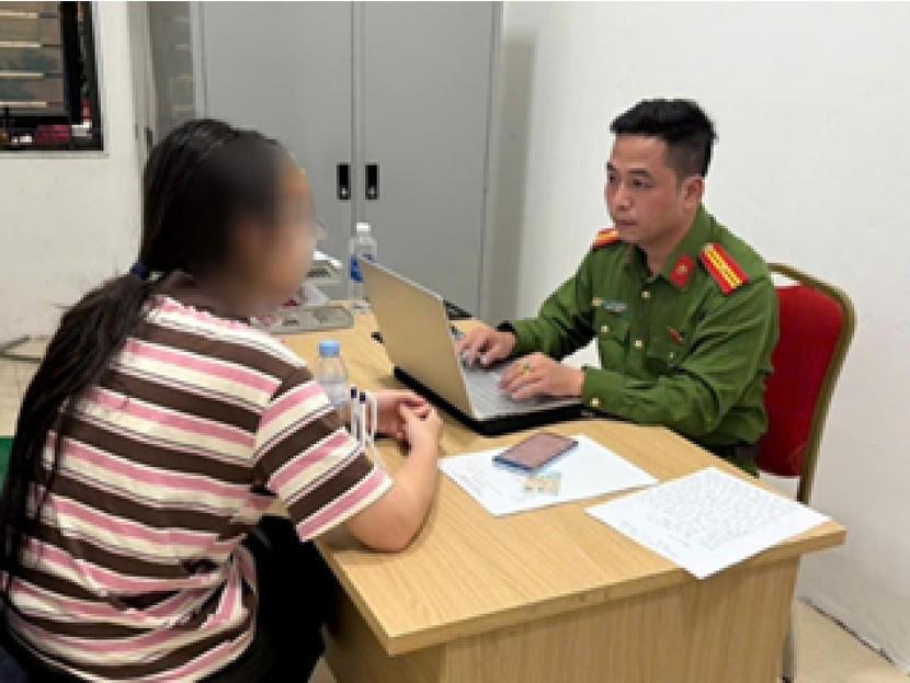 Thiếu tá Nguyễn Văn Quang tuyên truyền thủ đoạn lừa đảo cho nữ sinh.