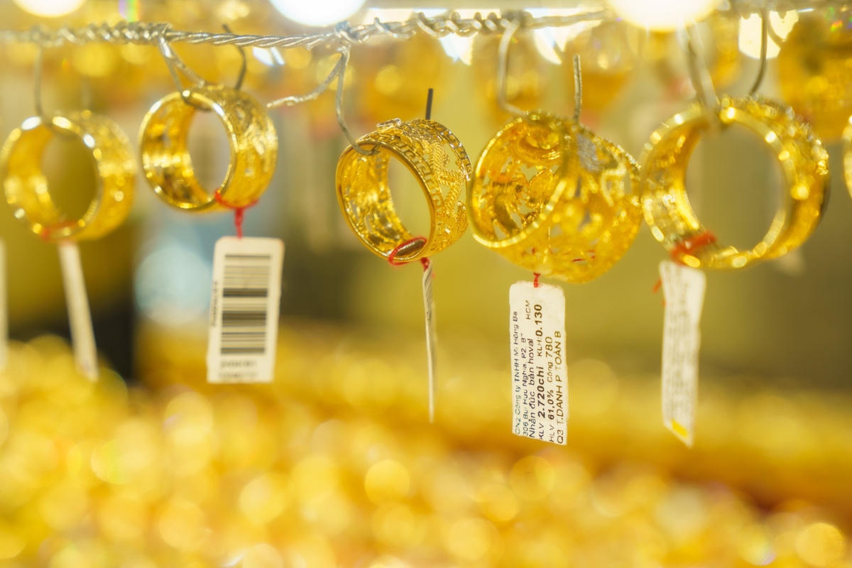 Giá vàng tiếp tục giảm, các cửa hàng bán ra không giới hạn số lượng