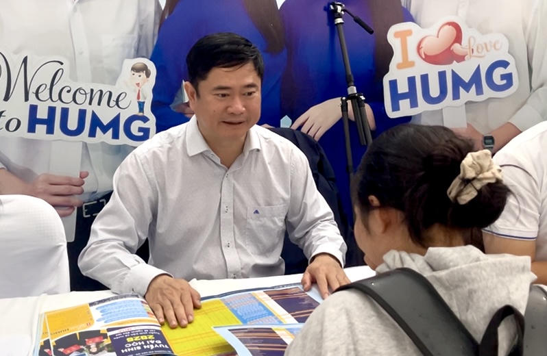 PGS.TS Nguyễn Việt Hà, Trưởng phòng Quan hệ công chúng doanh nghiệp, Trường Đại học Mỏ - Địa chất tư vấn tuyển sinh cho thí sinh.