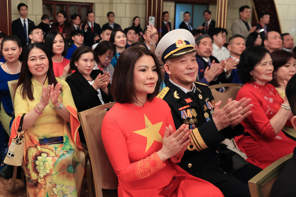 Bà con kiều bào đang sinh sống, học tập và làm việc tại Liên bang Nga tham dự buổi gặp - Ảnh: VGP/Nhật Bắc.