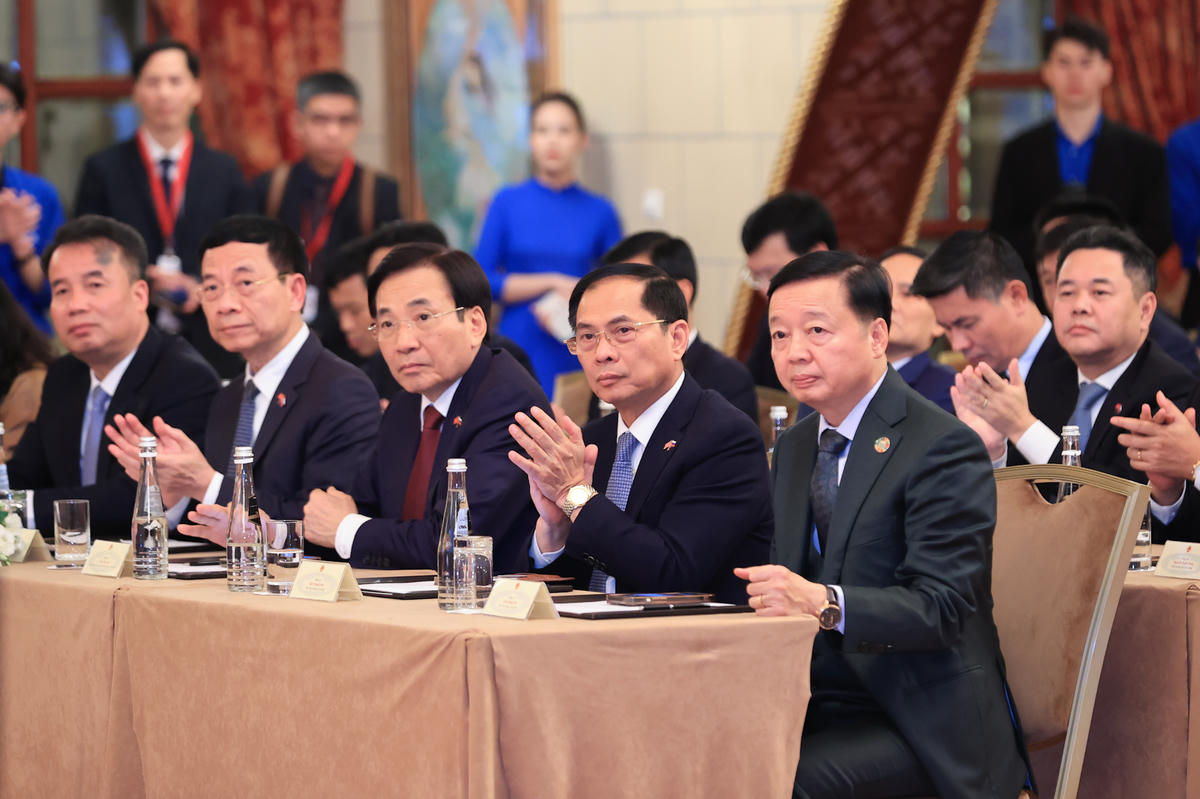 Phó Thủ tướng Trần Hồng Hà, Phó Thủ tướng Bùi Thanh Sơn và các thành viên đoàn đại biểu cấp cao Việt Nam tại buổi gặp - Ảnh: VGP/Nhật Bắc.