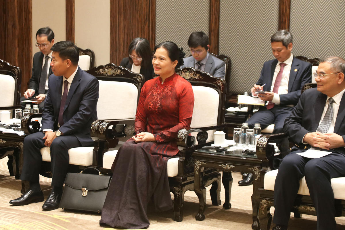 Phó Chủ tịch - Tổng Thư ký UBTƯ MTTQ Việt Nam Hà Thị Nga và các đại biểu tham dự . buổi tiếp.