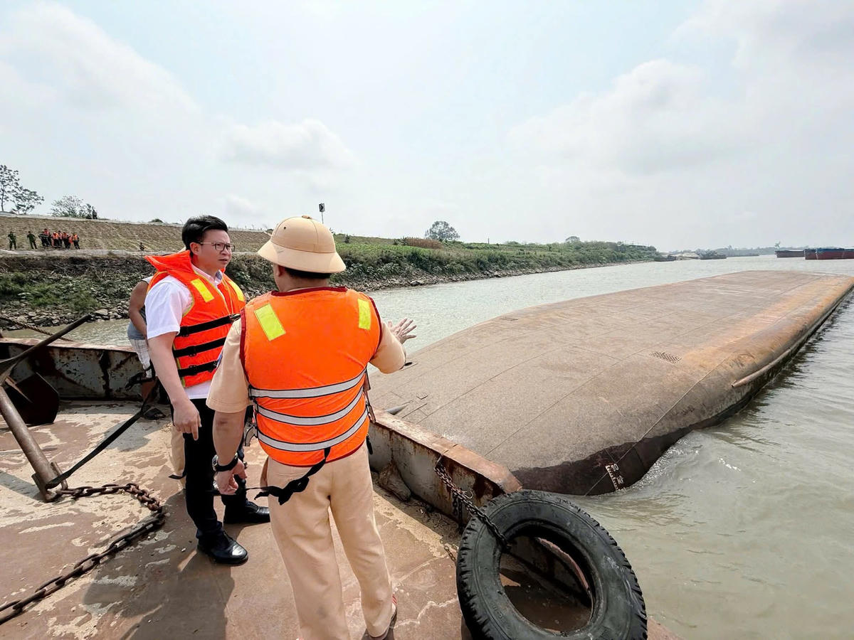 Tàu bị lật úp khiến 2 người bị mất tích. Ảnh: Hoàng Anh.