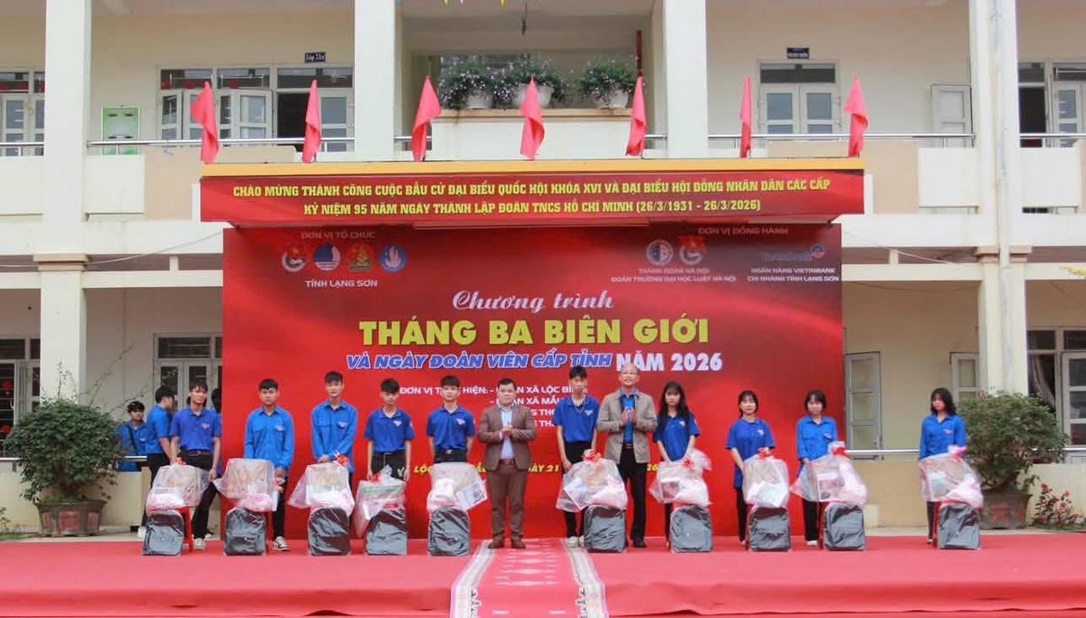 1.000 suất quà tổng giá trị hơn 300 triệu đồng được Đoàn Thanh niên tỉnh Lạng Sơn trao đến tay các Đoàn viên