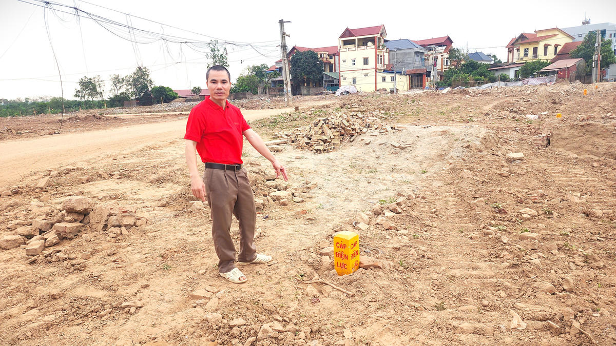  Anh Nguyễn Văn Đa đứng trên phần đất trước đây từng là nhà mình.