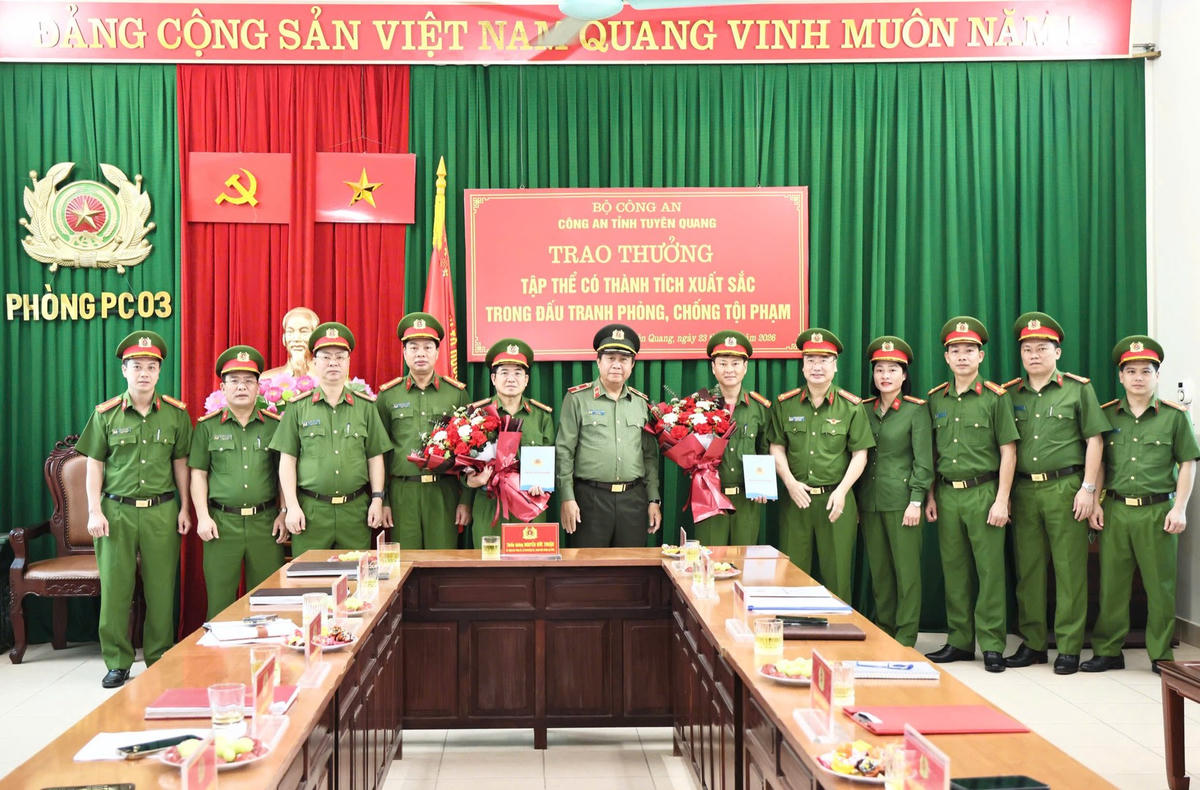 Thừa ủy quyền của Bộ trưởng Bộ Công an, Thiếu tướng Nguyễn Đức Thuận, Giám đốc Công an tỉnh Tuyên Quang đã trao thưởng đột xuất cho các đơn vị nghiệp vụ phá thành công chuyên án.