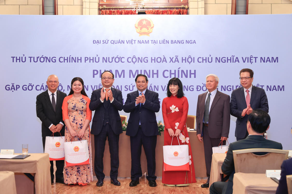 Thủ tướng tặng quà đại diện cộng đồng người Việt Nam tại Liên bang Nga - Ảnh: VGP/Nhật Bắc.