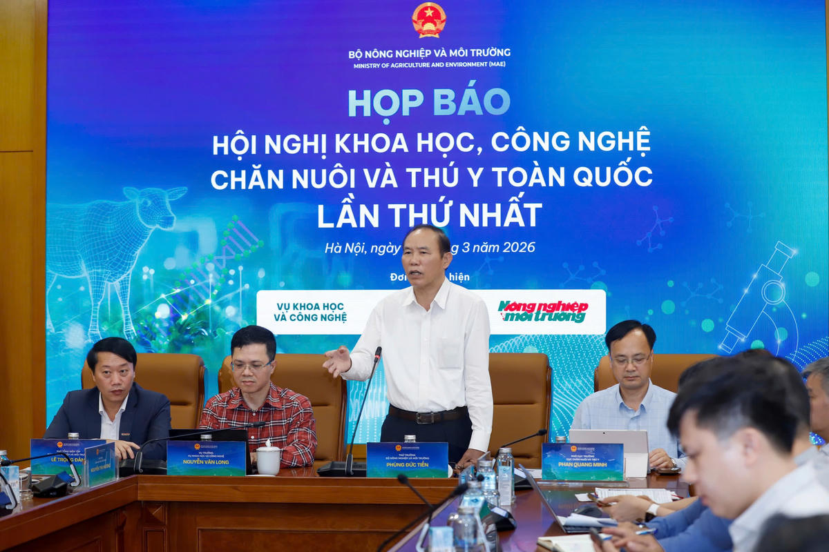 Thứ trưởng Bộ Nông nghiệp và Môi trường Phùng Đức Tiến chủ trì họp báo