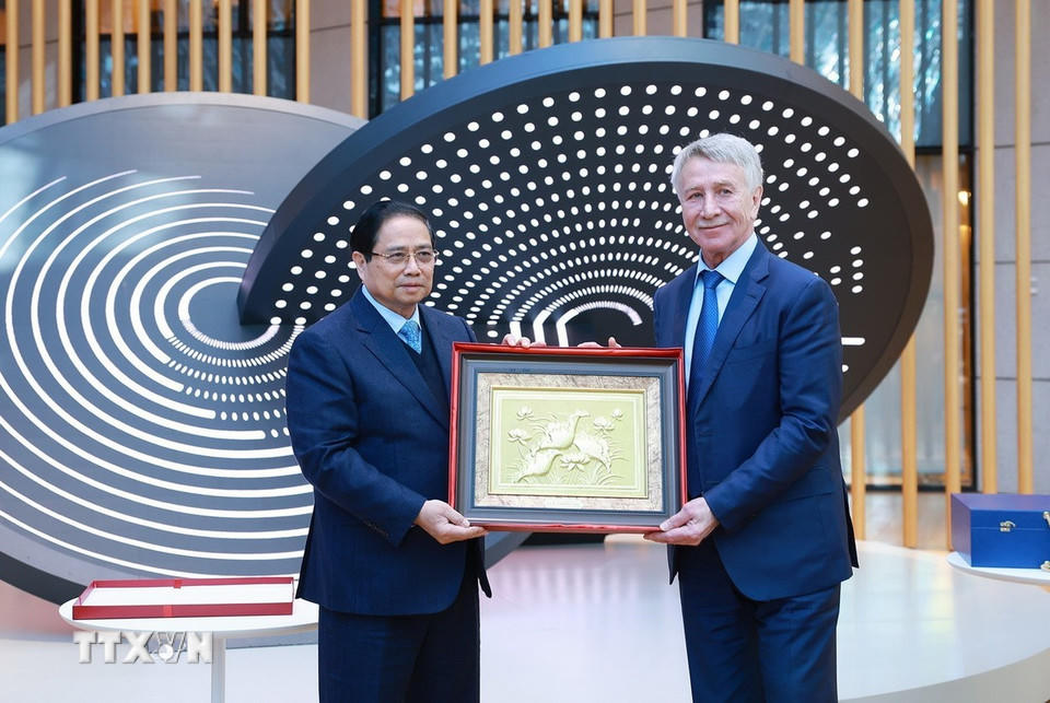 Thủ tướng Phạm Minh Chính tặng quà cho lãnh đạo Tập đoàn Novatek. (Ảnh: Dương Giang/TTXVN)