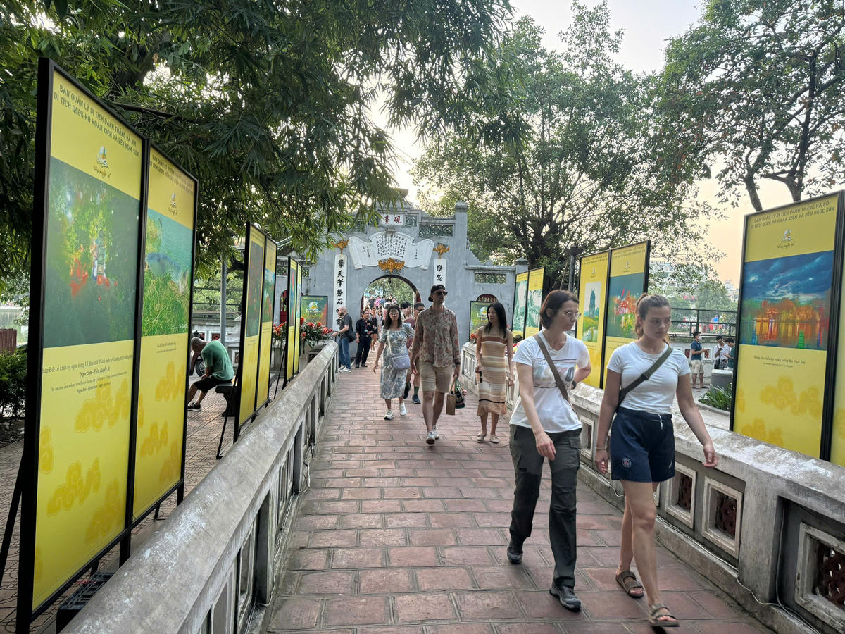 Du khách quốc tế tham quan đền Ngọc Sơn - Hồ Gươm (Hà Nội). 	Ảnh: Thư Hoàng