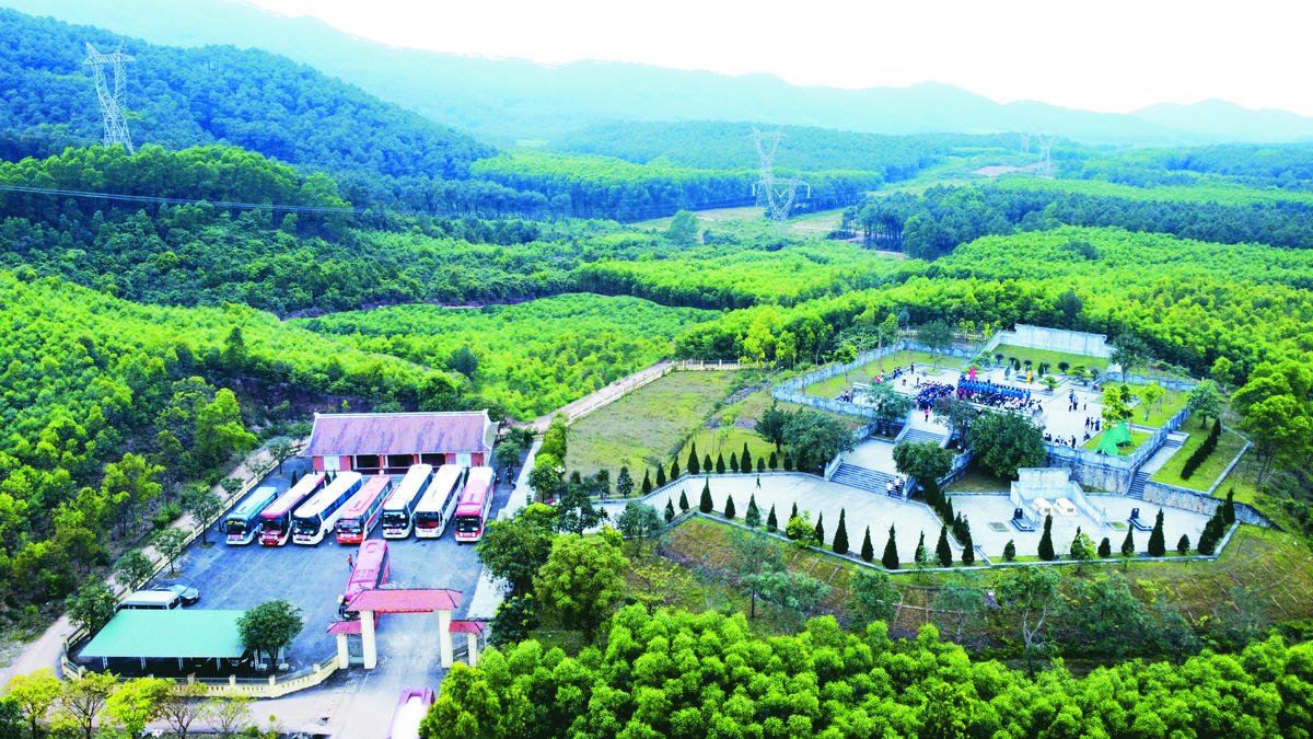 Quần thể Khu lưu niệm Tổng Bí thư Hà Huy Tập ở xã Cẩm Hưng (tỉnh Hà Tĩnh). 	Ảnh: Đ.S