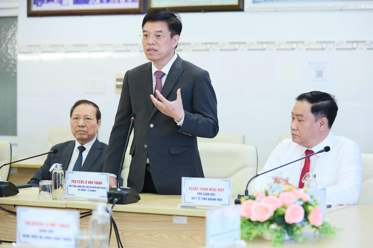 PGS.TS.BS Lê Văn Thành - Phó Tổng Giám đốc Chuyên môn Khối Ngoại, Hệ thống Y tế Vinmec - phát biểu tại buổi lễ.