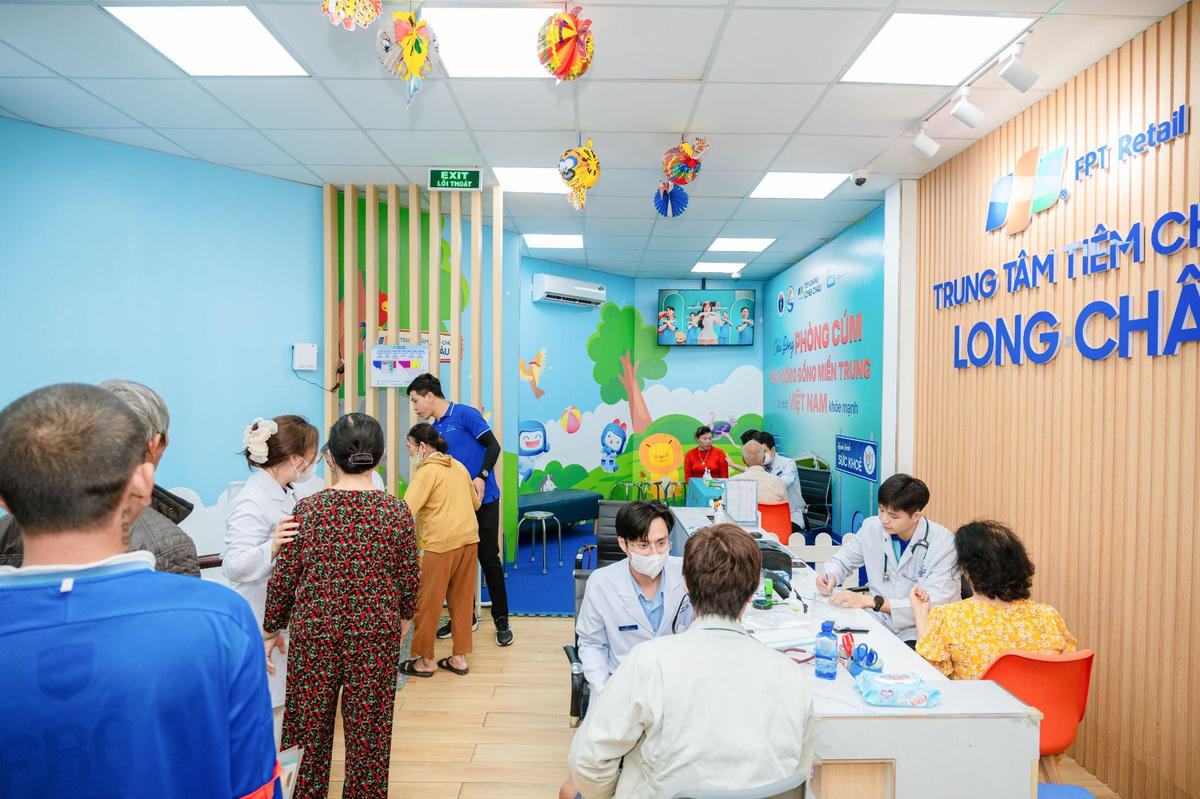 Mạng lưới hơn 2.600 nhà thuốc và trung tâm tiêm chủng Long Châu phủ khắp 34 tỉnh thành đang trở thành “điểm chạm y tế đầu tiên” giúp hàng triệu gia đình tiếp cận dịch vụ y tế hiện đại, an toàn và minh bạch.