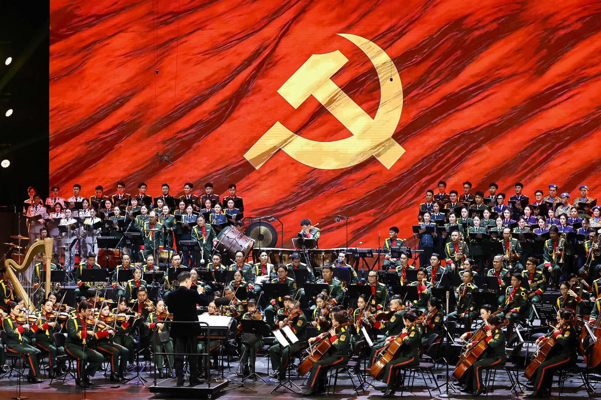 Chương trình hòa nhạc giao hưởng thính phòng “Thanh âm dưới ánh mặt trời,” dánh dấu sự kiện ra mắt Dàn nhạc Giao hưởng Quân đội. Ảnh: Phạm Thắng.