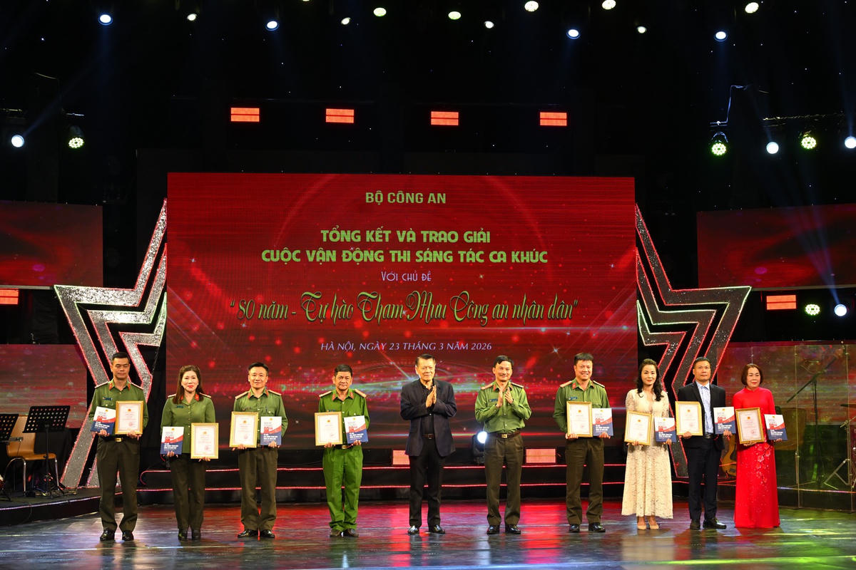 Đại tá Trịnh Khắc Cường, Phó Chánh Văn phòng Bộ Công an và Nhạc sĩ, NSND Nguyễn Quang Vinh, Chủ tịch Hội Âm nhạc Hà Nội, Phó Chủ tịch Hội đồng nghệ thuật trao Giải B tặng các tác giả.