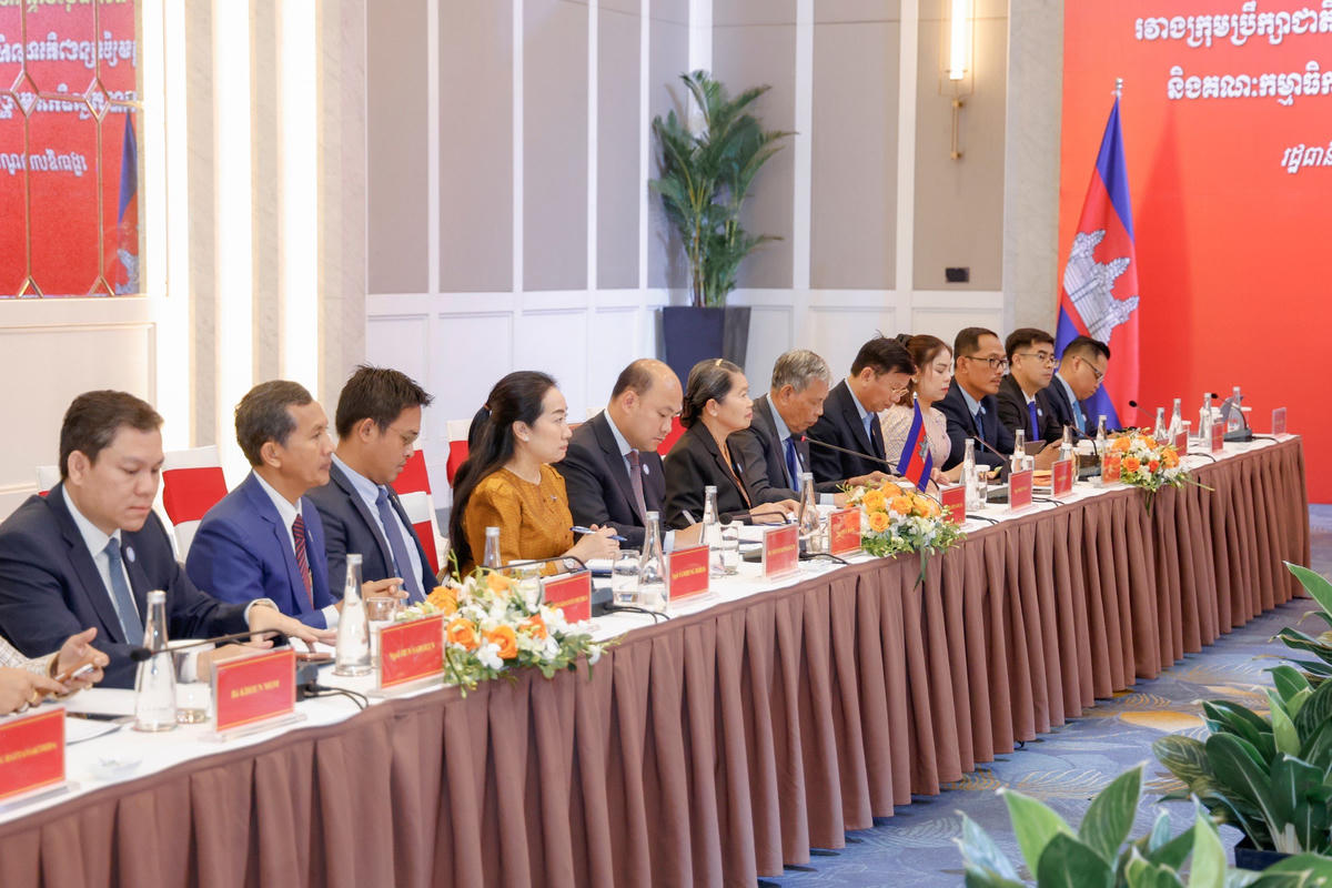 Bà Men Sam An và&nbsp;Đoàn đại biểu Hội đồng Quốc gia Mặt trận Đoàn kết Phát triển Tổ quốc Campuchia tham dự Hội đàm. Ảnh: Quang Vinh.