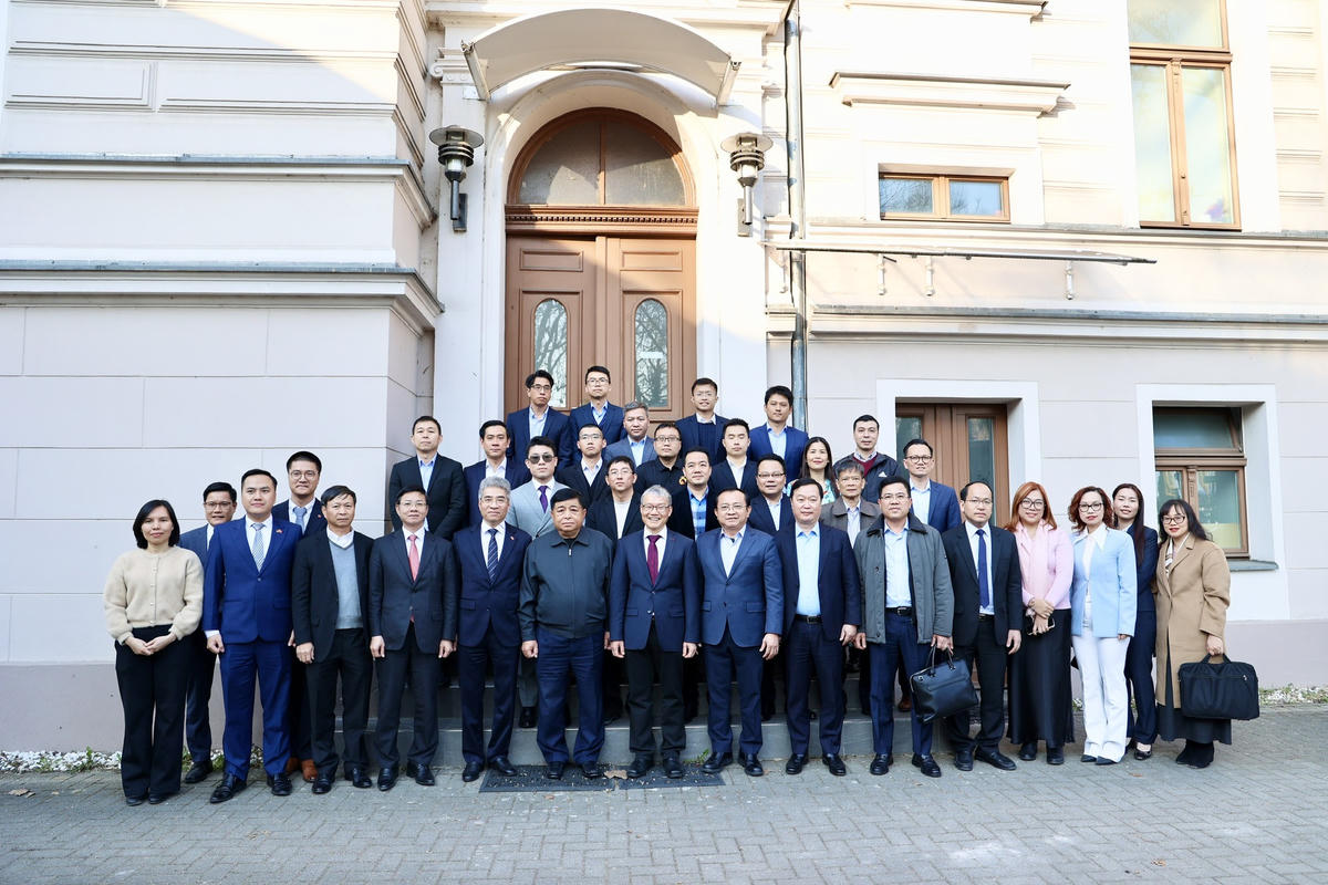 Phó Thủ tướng Nguyễn Chí Dũng và thành viên đoàn công tác chụp ảnh cùng Mạng lưới Đổi mới sáng tạo tại Cộng hòa Liên bang (CHLB) Đức - Ảnh: VGP/Minh Ngọc.