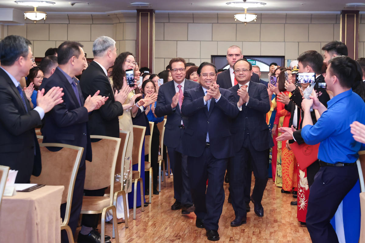 Thủ tướng Phạm Minh Chính gặp gỡ các cán bộ, nhân viên Đại sứ quán Việt Nam và đông đảo bà con kiều bào đang sinh sống, học tập và làm việc tại Liên bang Nga - Ảnh: VGP/Nhật Bắc.