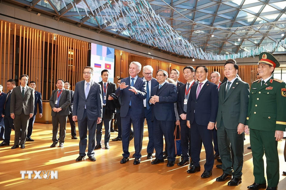 Thủ tướng Phạm Minh Chính đến thăm và làm việc với lãnh đạo Tập đoàn Novatek. (Ảnh: Dương Giang/TTXVN)