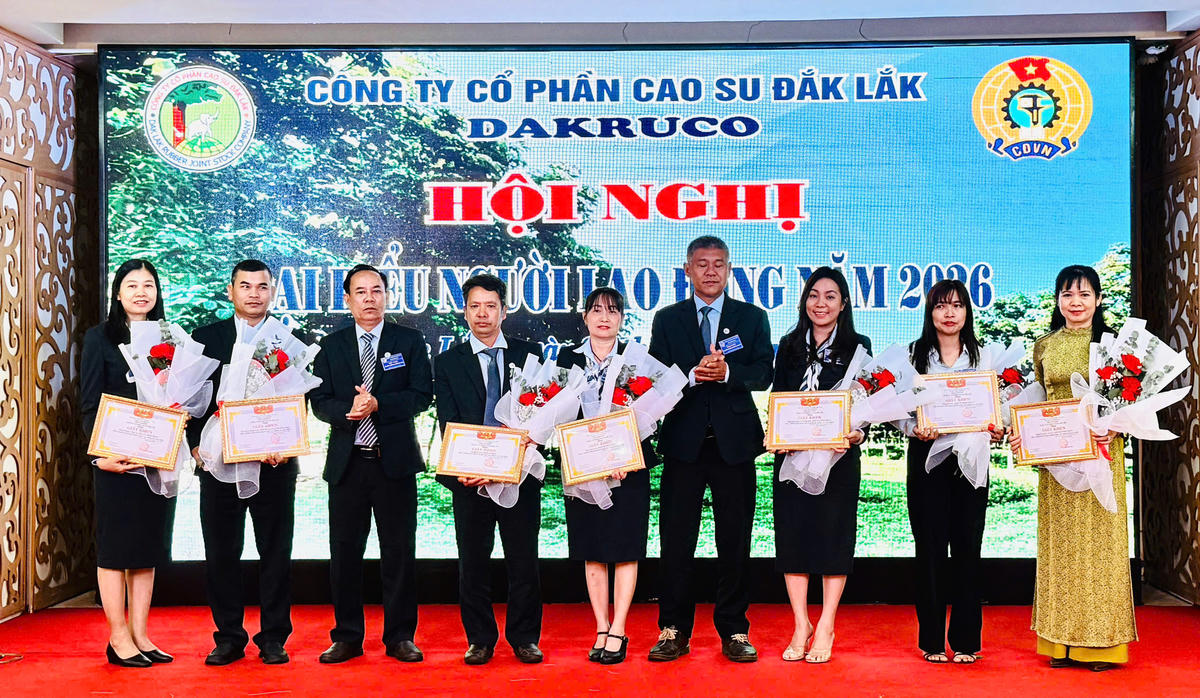 Lãnh đạo Công ty Cổ phần Cao su Đắk Lắk trao giấy khen cho các tập thể có thành tích.&nbsp;
