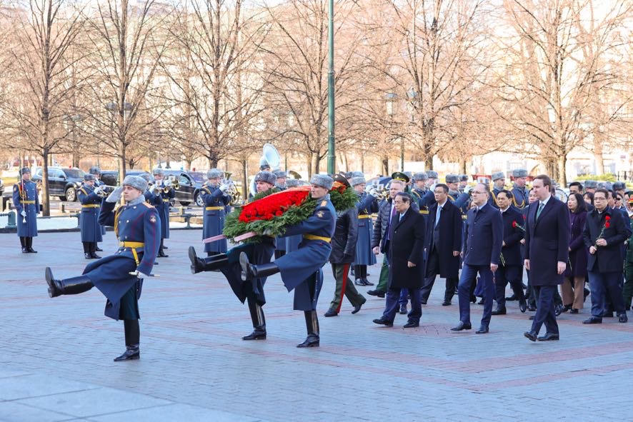 Thủ tướng Phạm Minh Chính và đoàn đại biểu Việt Nam tới đặt hoa tại Đài tưởng niệm Liệt sĩ Vô danh - Ảnh: VGP/Nhật Bắc