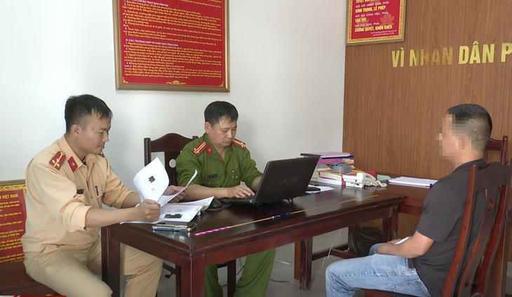 Ông H.X.T. làm việc với Công an xã Quỳ Hợp, tỉnh Nghệ An. Ảnh Phan Giang.