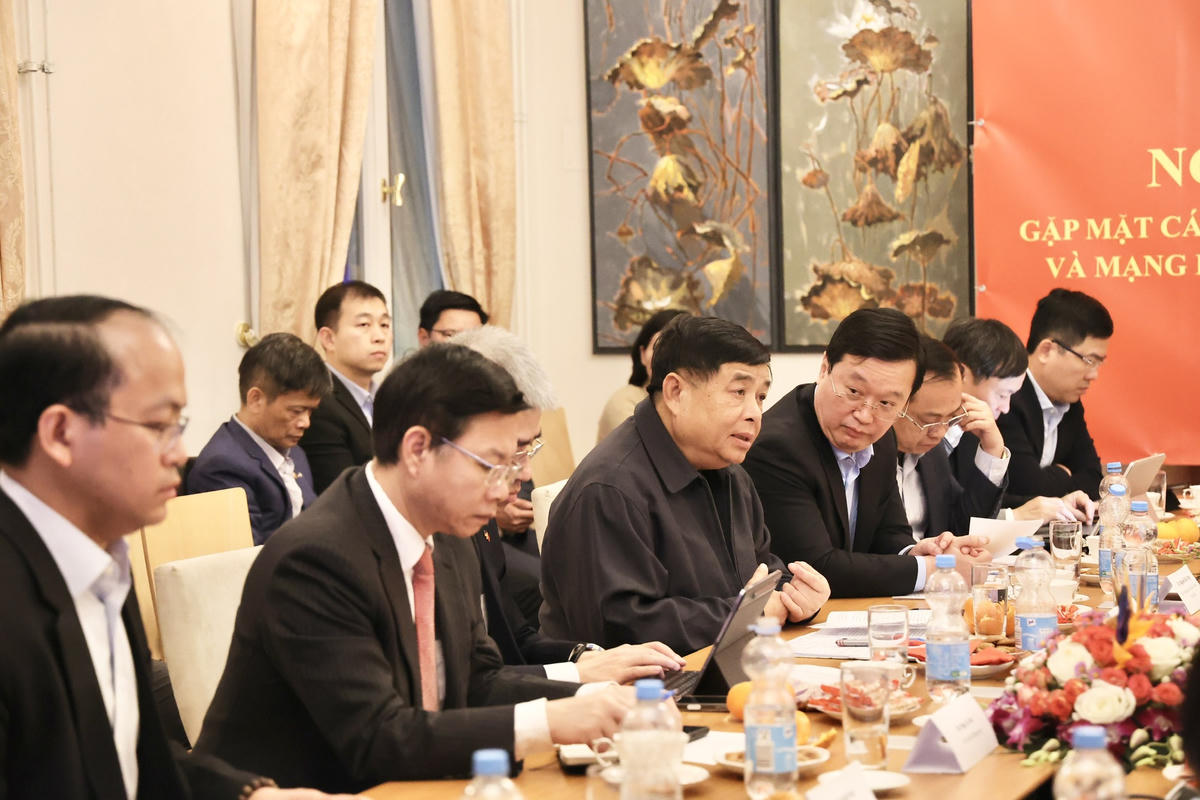 Phó Thủ tướng Chính phủ Nguyễn Chí Dũng phát biểu tại buổi gặp mặt cán bộ, nhân viên Đại sứ quán Việt Nam và Mạng lưới Đổi mới sáng tạo tại Cộng hòa Liên bang (CHLB) Đức - Ảnh: VGP/Minh Ngọc.