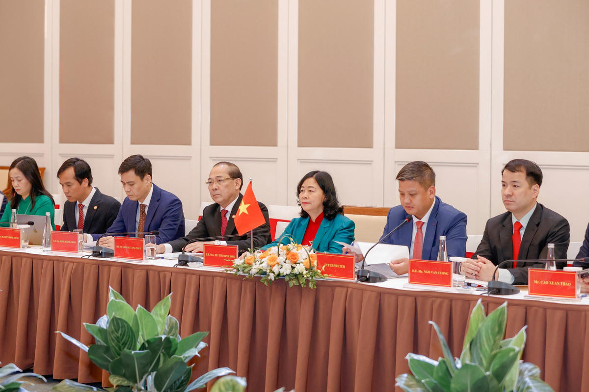 Chủ tịch UBTƯ MTTQ Việt Nam Bùi Thị Minh Hoài và các đại biểu tham dự Hội đàm. Ảnh: Quang Vinh.