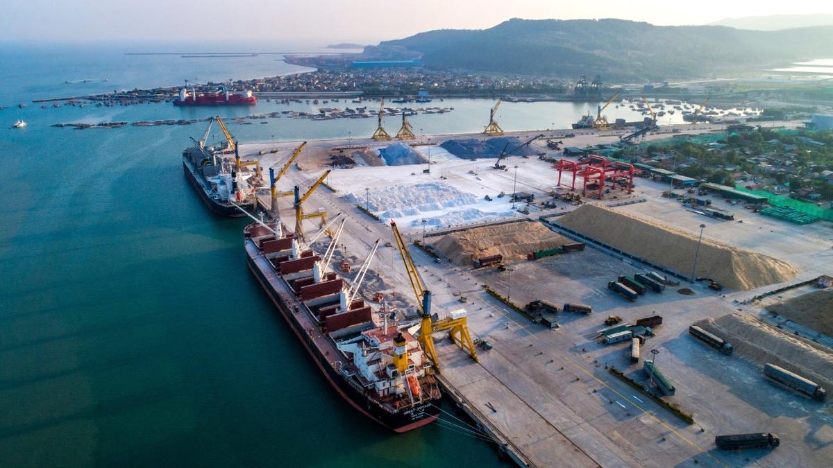 Thanh Hóa hỗ trợ từ 700.000 - 3.000.000 đồng/container đối doanh nghiệp vận chuyển hàng hóa qua cảng Nghi Sơn và hỗ trợ&nbsp;tới 500 triệu đồng/chuyến đối với tàu container quốc tế. Ảnh: VAS.