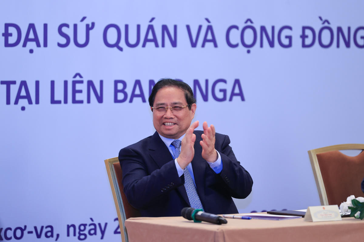 Tại cuộc gặp, Thủ tướng ghi nhận, giải đáp các mong muốn, kiến nghị, góp ý của cộng đồng người Việt Nam tại Nga về việc dạy và học tiếng Việt; thành lập Hội Phụ nữ Việt Nam tại Nga...- Ảnh: VGP/Nhật Bắc.