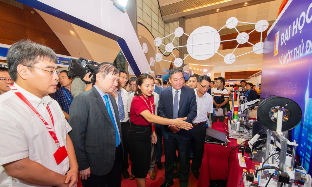 &nbsp; &nbsp; &nbsp; &nbsp;Giới thiệu các sản phẩm nghiên cứu khoa học, đổi mới sáng tạo của các nhà khoa học&nbsp; &nbsp; &nbsp; &nbsp; &nbsp; Đại học Bách khoa Hà Nội. Ảnh: HUST.