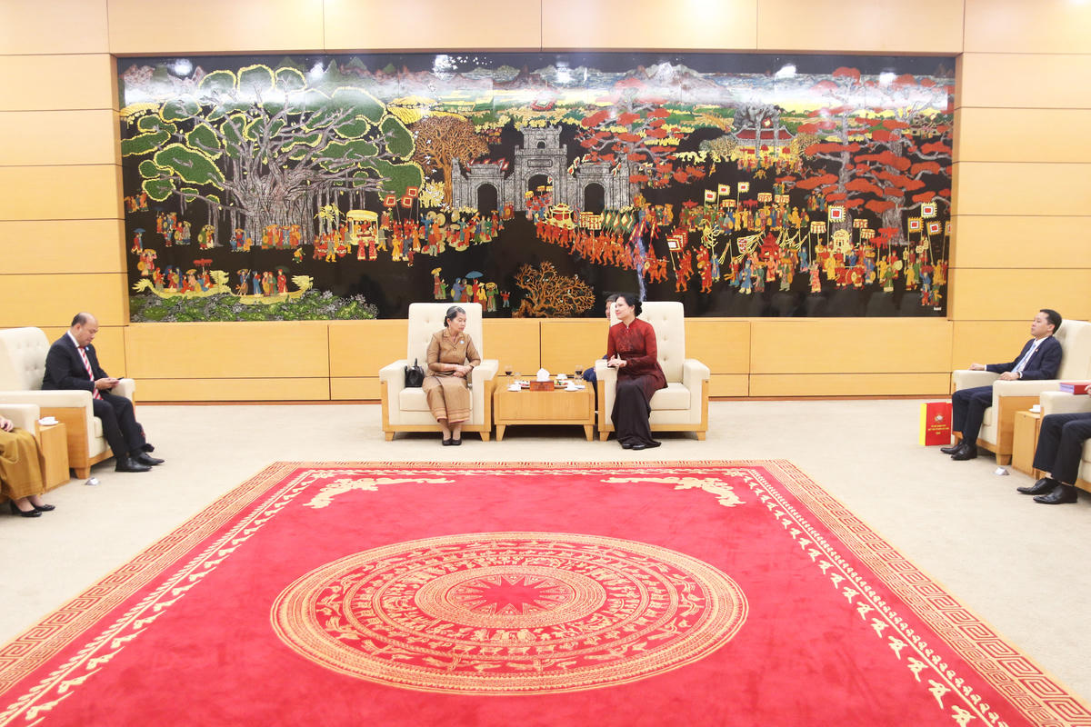 Phó Chủ tịch – Tổng Thư ký&nbsp;Hà Thị Nga trân trọng cảm ơn tình cảm của&nbsp;bà Men Sam An và Đoàn đại biểu cấp cao Hội đồng Quốc gia Mặt trận Đoàn kết Phát triển Tổ quốc Campuchia&nbsp;dành cho Việt Nam.