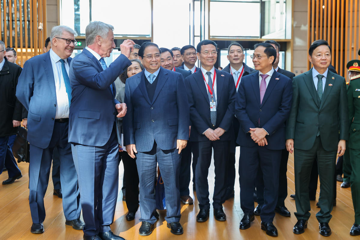 Thủ tướng Phạm Minh Chính nghe giới thiệu về lịch sử hình thành của Novatek và định hướng phát triển của tập đoàn tại Việt Nam - Ảnh: VGP/Nhật Bắc