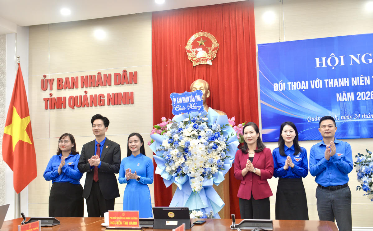 Lãnh đạo UBND tỉnh Quảng Ninh tặng hoa chúc mừng&nbsp;thanh niên Quảng Ninh nhân kỷ niệm 95 năm Ngày thành lập Đoàn TNCS Hồ Chí Minh.