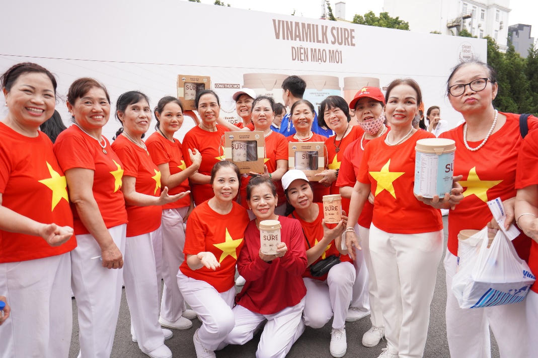 Không riêng chương trình đồng diễn múa quạt dưỡng sinh người cao tuổi Hà Nội, trong nhiều năm qua, nhãn hàng Vinamilk Sure đã bền bỉ theo đuổi sứ mệnh phụng sự sức khỏe và nâng đỡ tinh thần sống chủ động của thế hệ trung niên và cao tuổi Việt Nam. Thông qua các chương trình thăm khám, tư vấn và đồng hành tại nhiều địa phương, Vinamilk Sure đã góp phần chăm sóc sức khỏe người cao tuổi trên khắp cả nước, tiếp tục lan tỏa tinh thần “Hoàng kim rực rỡ”, để mỗi người đều có thể tự tin, khỏe mạnh và tận hưởng trọn vẹn tuổi vàng của mình.