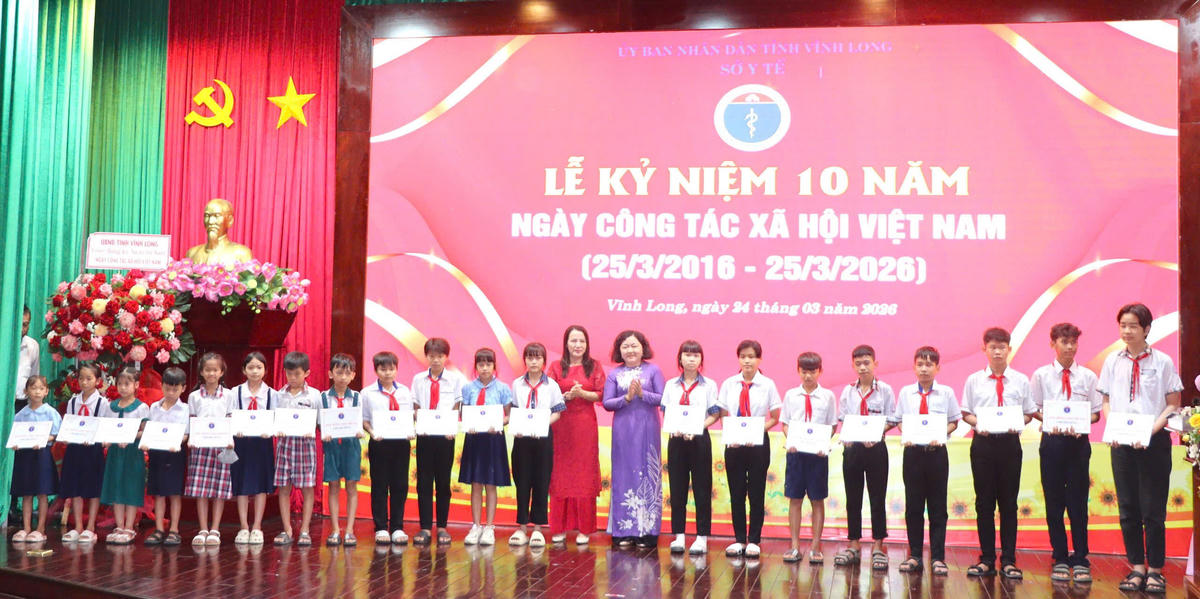 Ban Tổ chức trao học bổng cho các trẻ em có hoàn cảnh khó khăn. Ảnh: Trung Ngãi