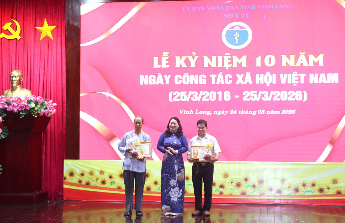 Lãnh đạo tỉnh Vĩnh Long tuyên dương các cá nhân tiêu biểu trong công tác xã hội năm 2025. Ảnh: Trung Ngãi&nbsp;