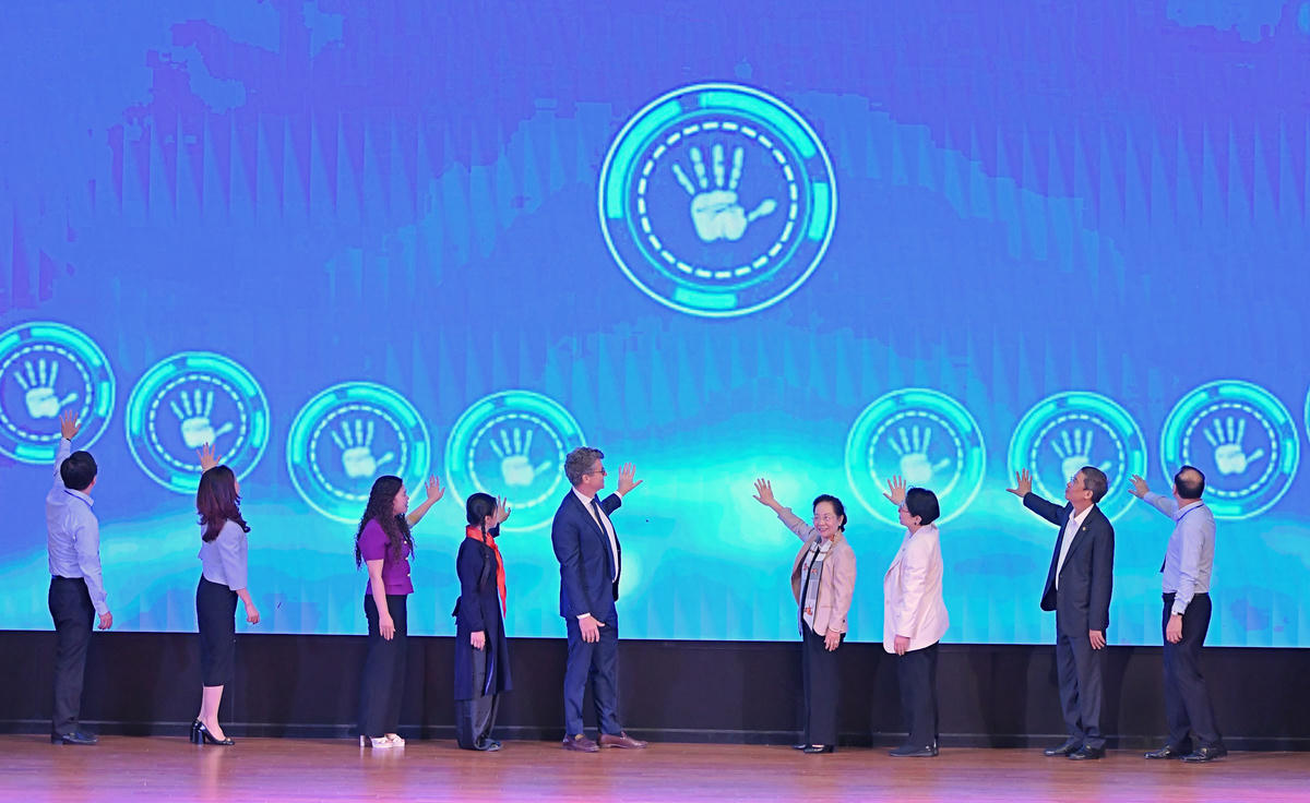 Các đại biểu thực hiện nghi thức khởi động động giai đoạn 3 dự án “Chúng tôi có thể”.