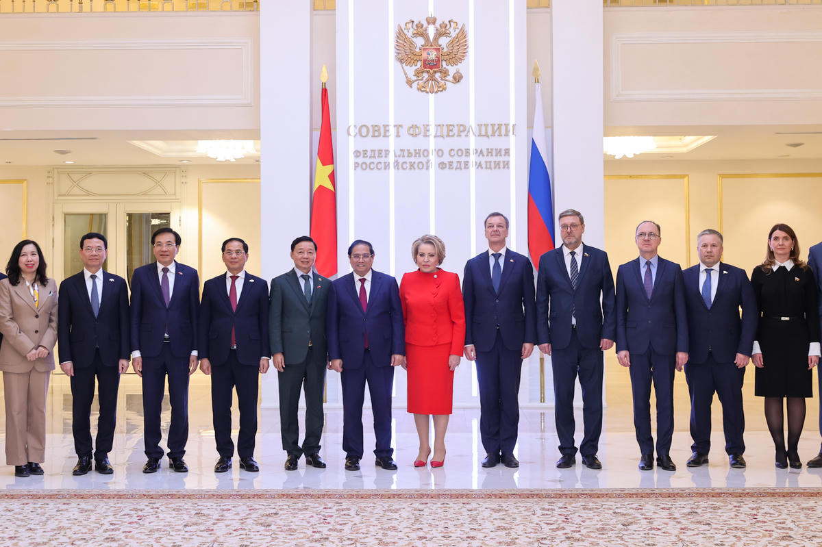 Thủ tướng Phạm Minh Chính và Chủ tịch Hội đồng Liên bang Nga Valentina Matviyenko với thành viên đoàn hai nước - Ảnh: VGP/Nhật Bắc