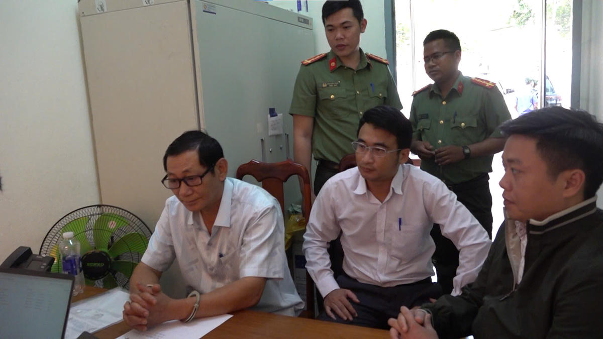 Lực lượng chức năng lấy lời khai đối tượng. Ảnh:CA.