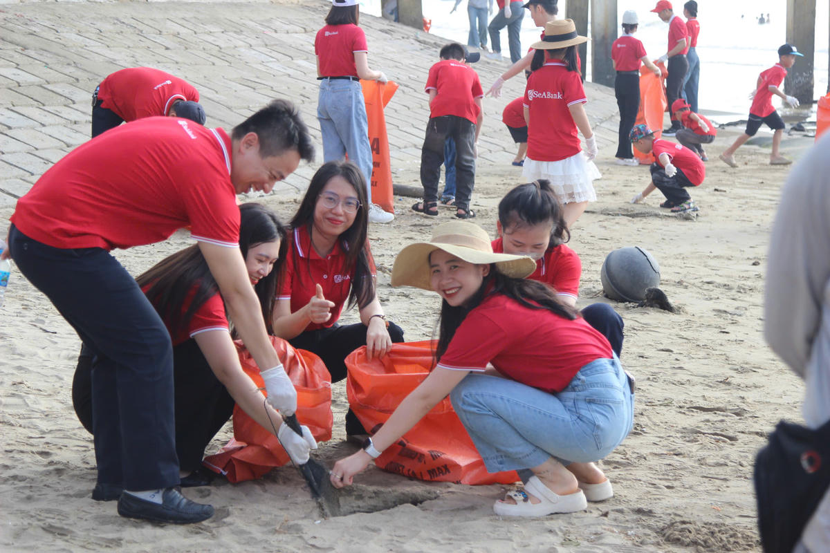 CBNV SeABank làm sạch bờ biển nhằm lan tỏa lối sống xanh tới cộng đồng